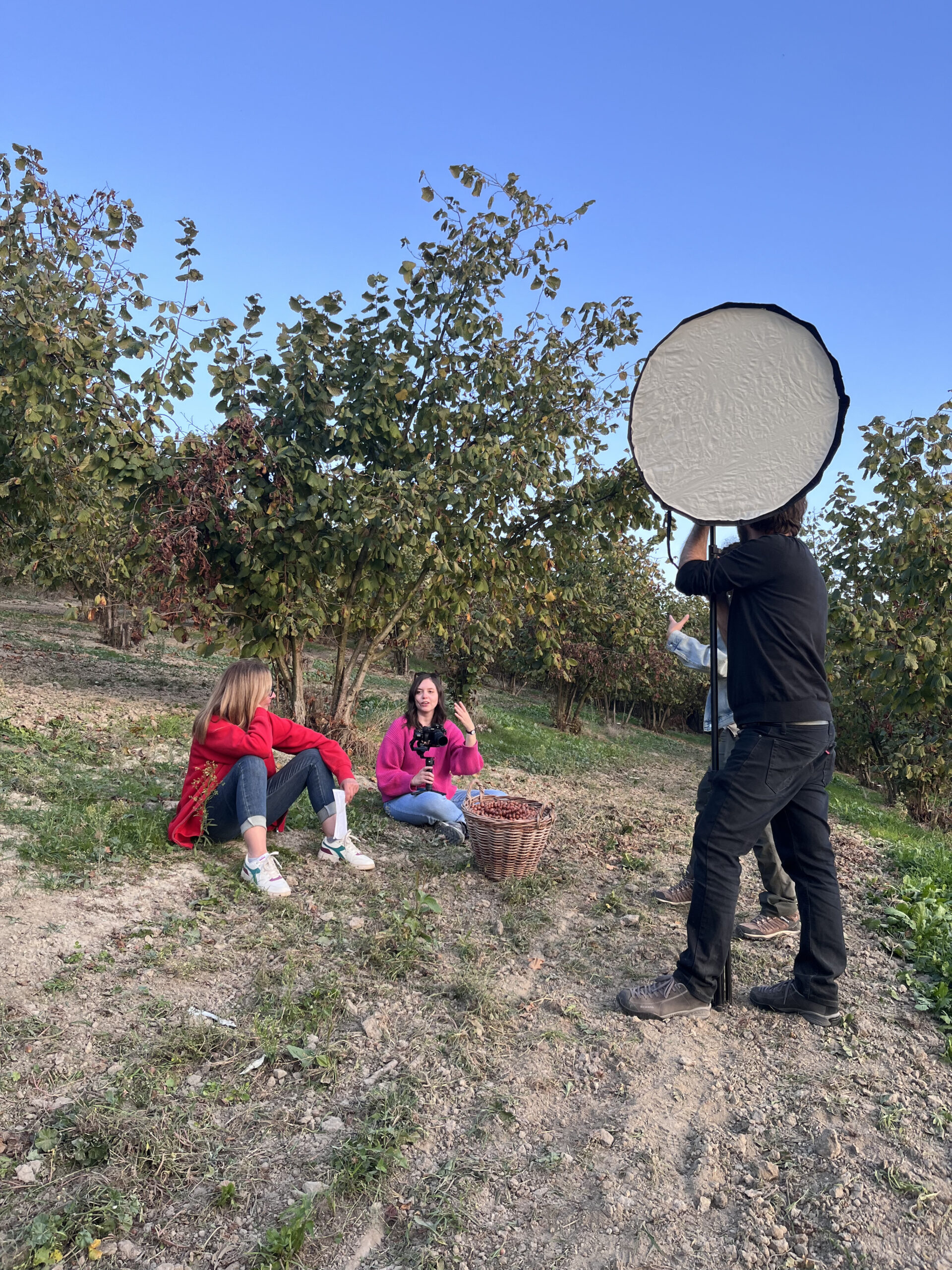 Lo staff di Zandegù durante uno shooting in campagna