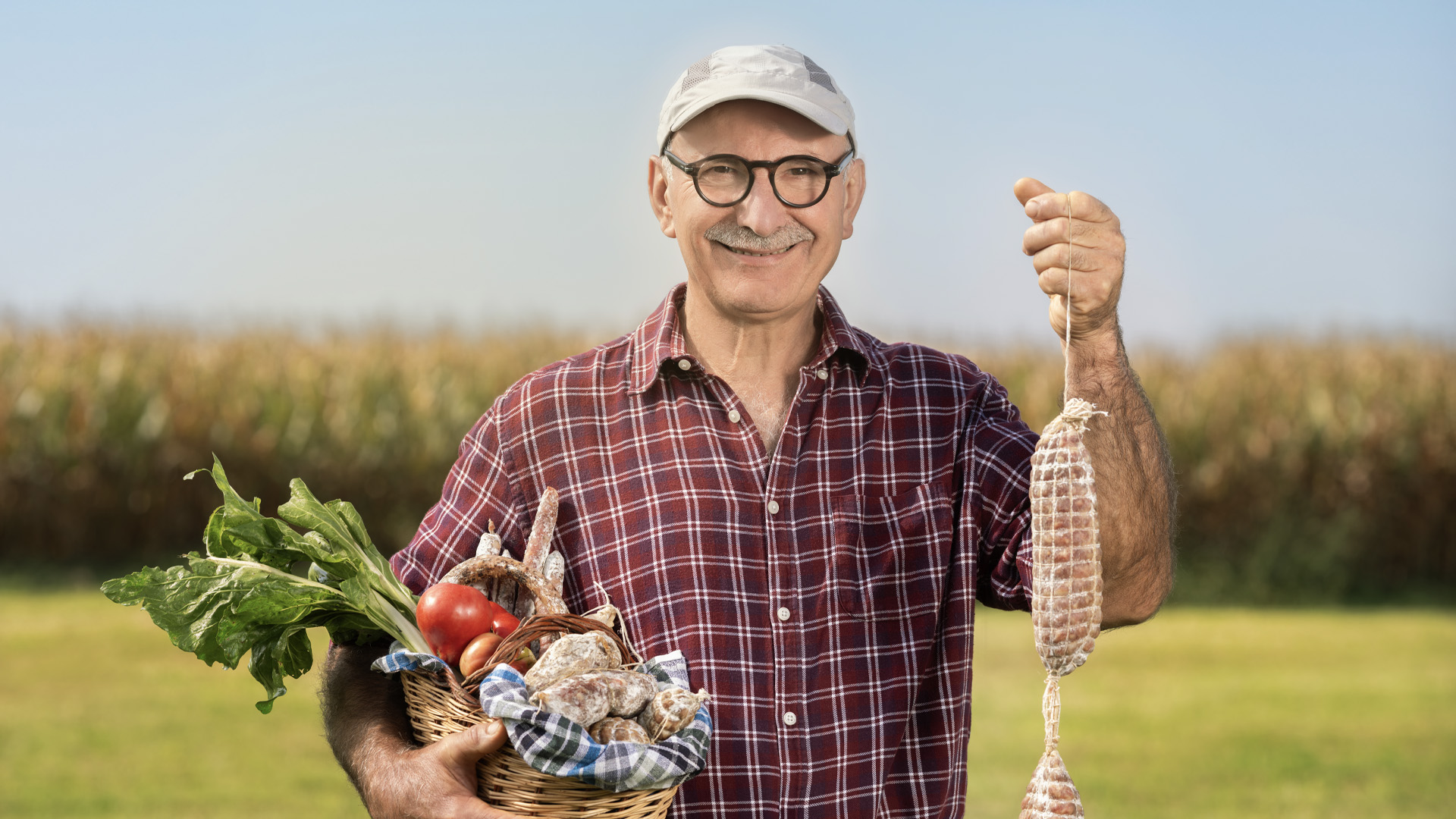 Uno dei produttori di Mercato del Corso con dei salumi