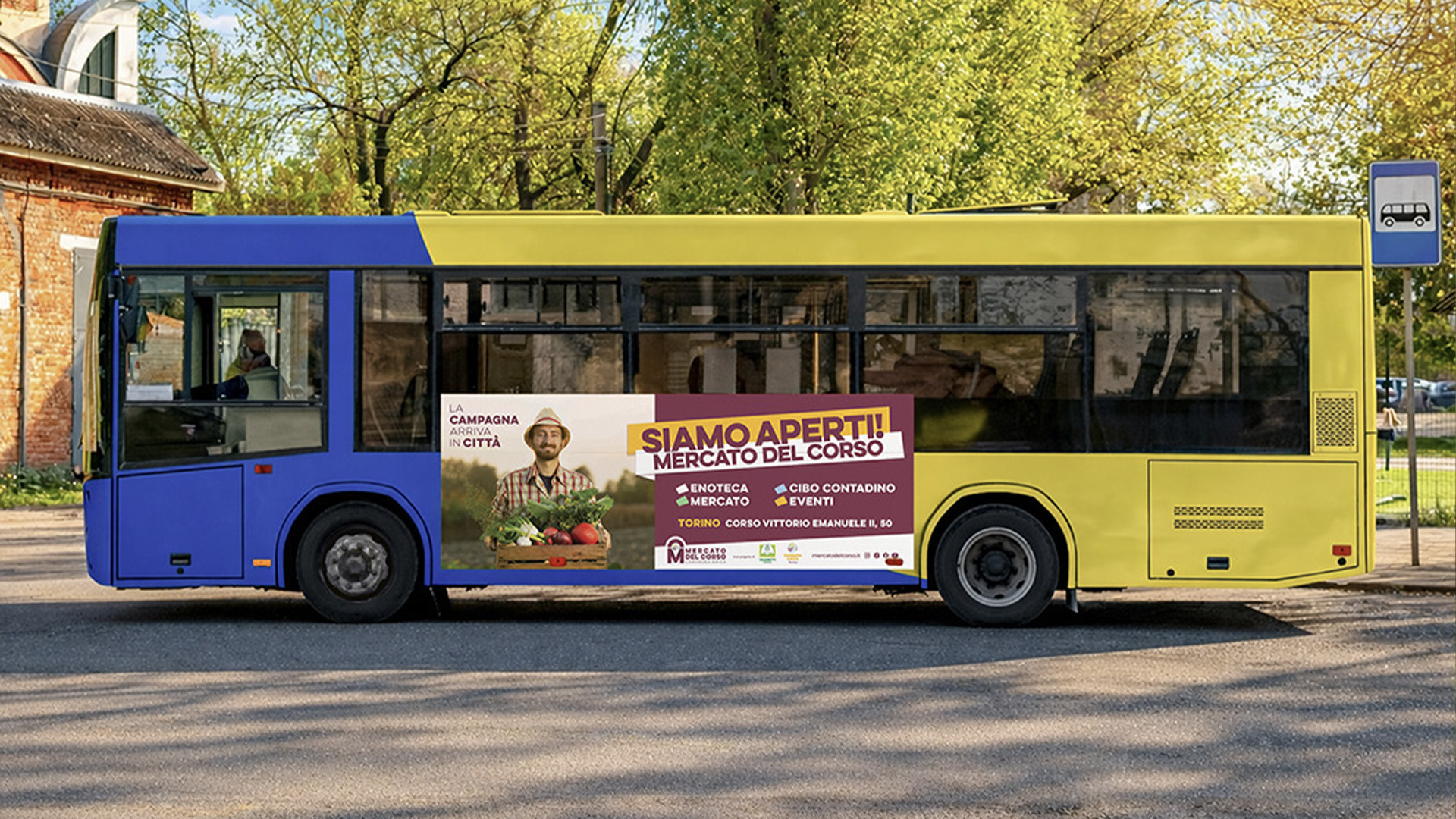 Un autobus con la pubblicità del Mercato del corso