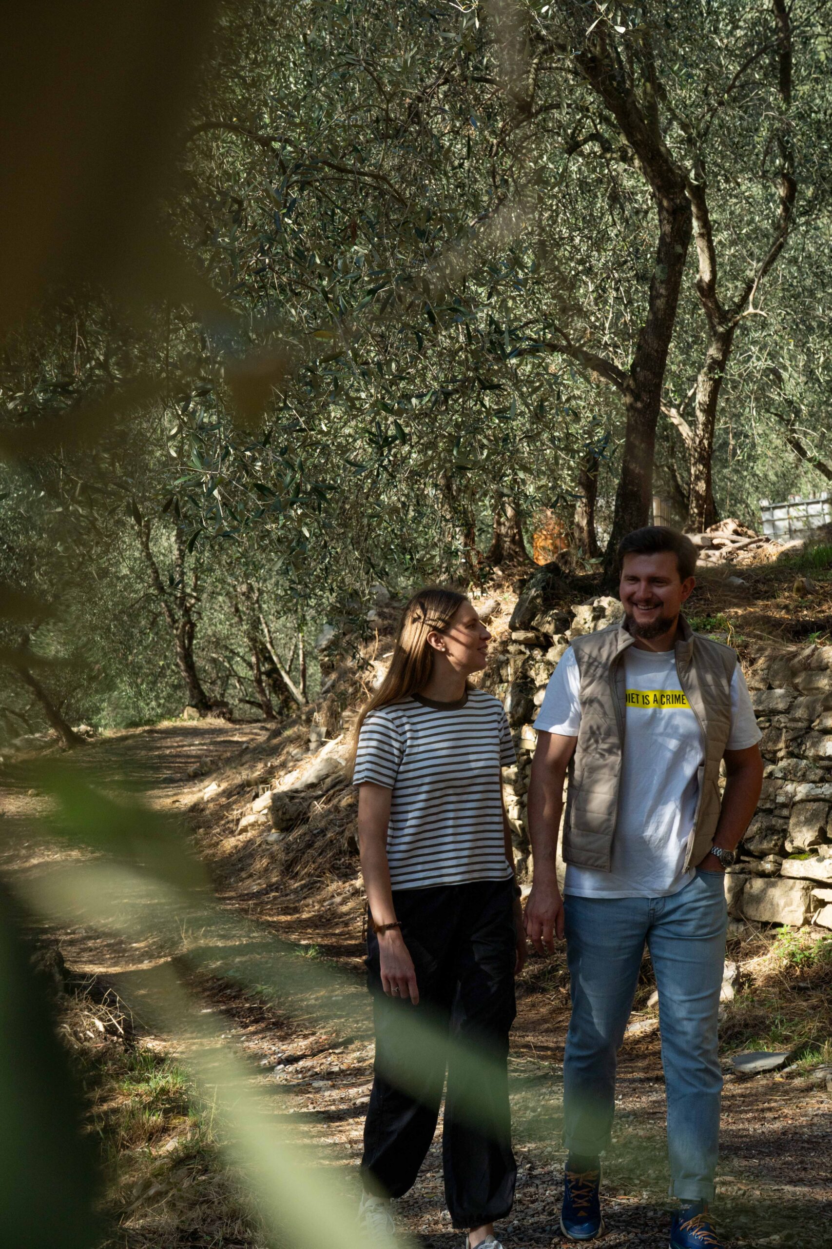 Giada e Federico di Petricor camminano tra i loro uliveti