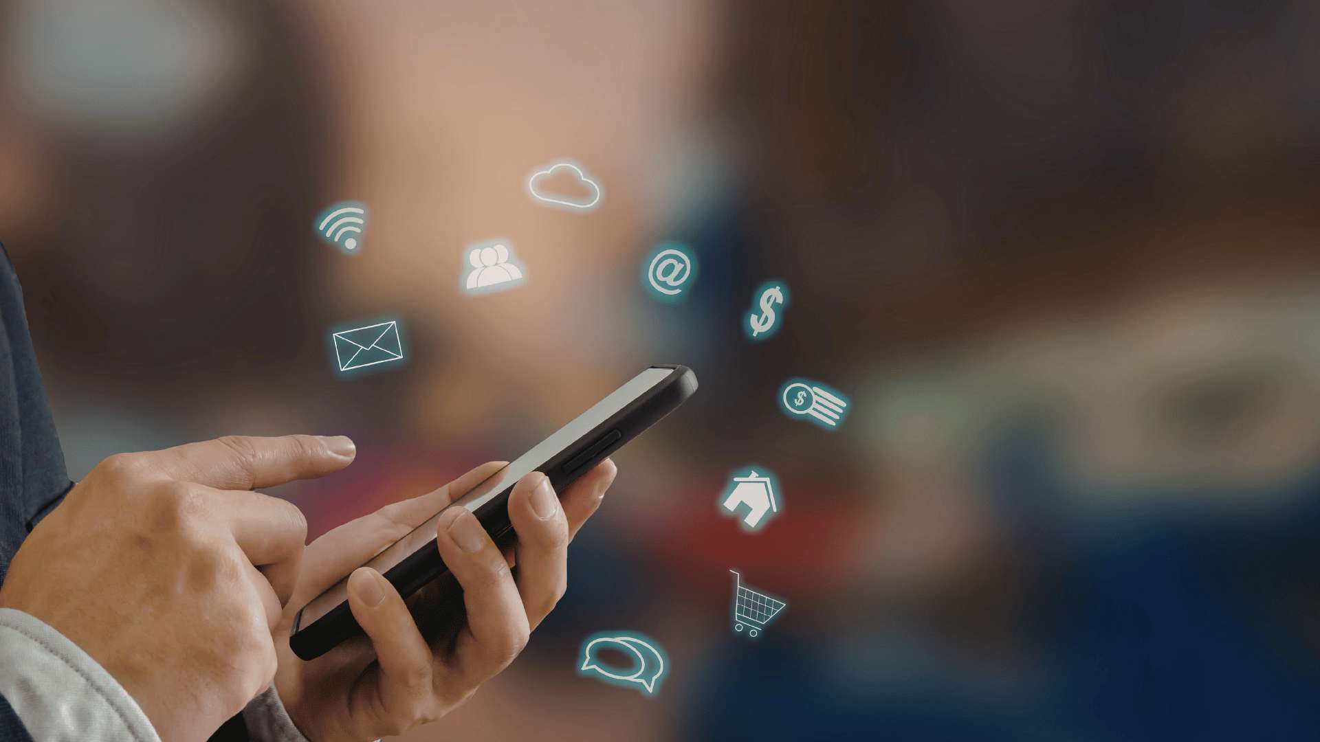 Mani che reggono un telefono intorno al quale gravitano delle icone di email, cloud, soldi, homepage