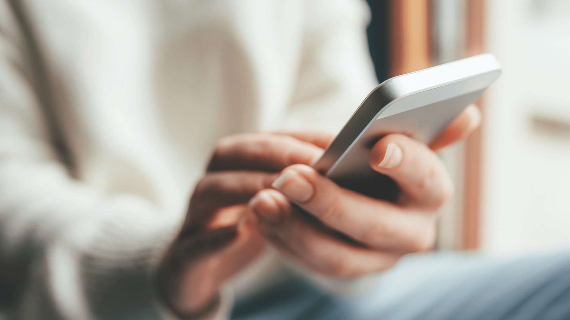 Primo piano di mani che reggono uno smartphone