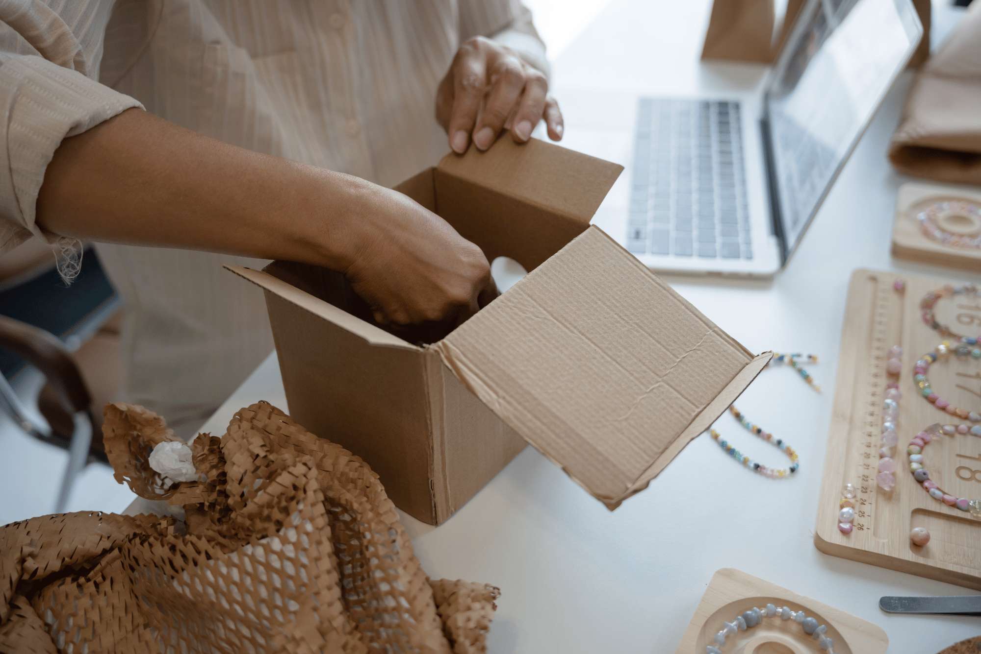 Le mani di una persona infilano un prodotto dentro una scatola