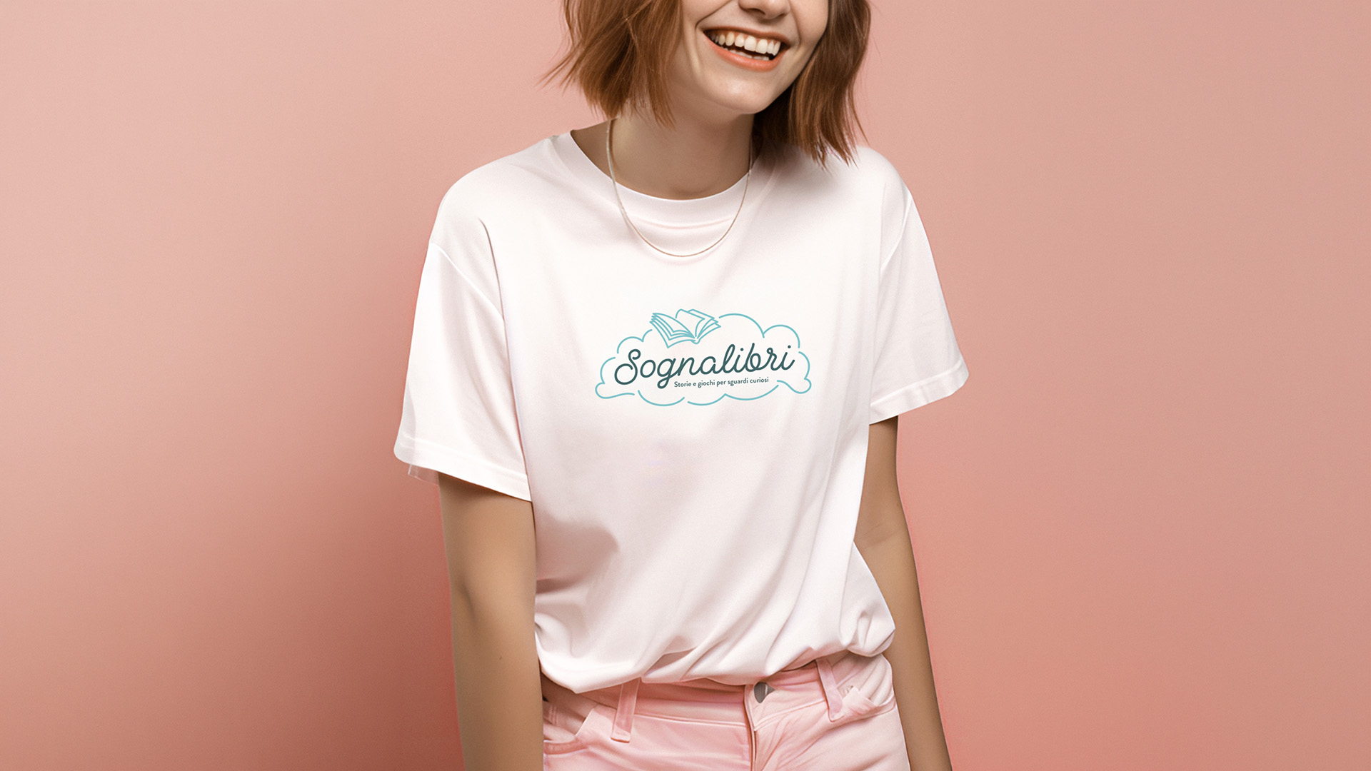 Una ragazza con una T-shirt bianca con il logo di Sognalibri