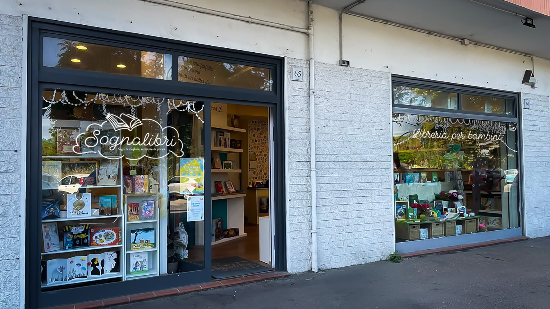 Le vetrine della libreria per ragazzi Sognalibri a Ostia
