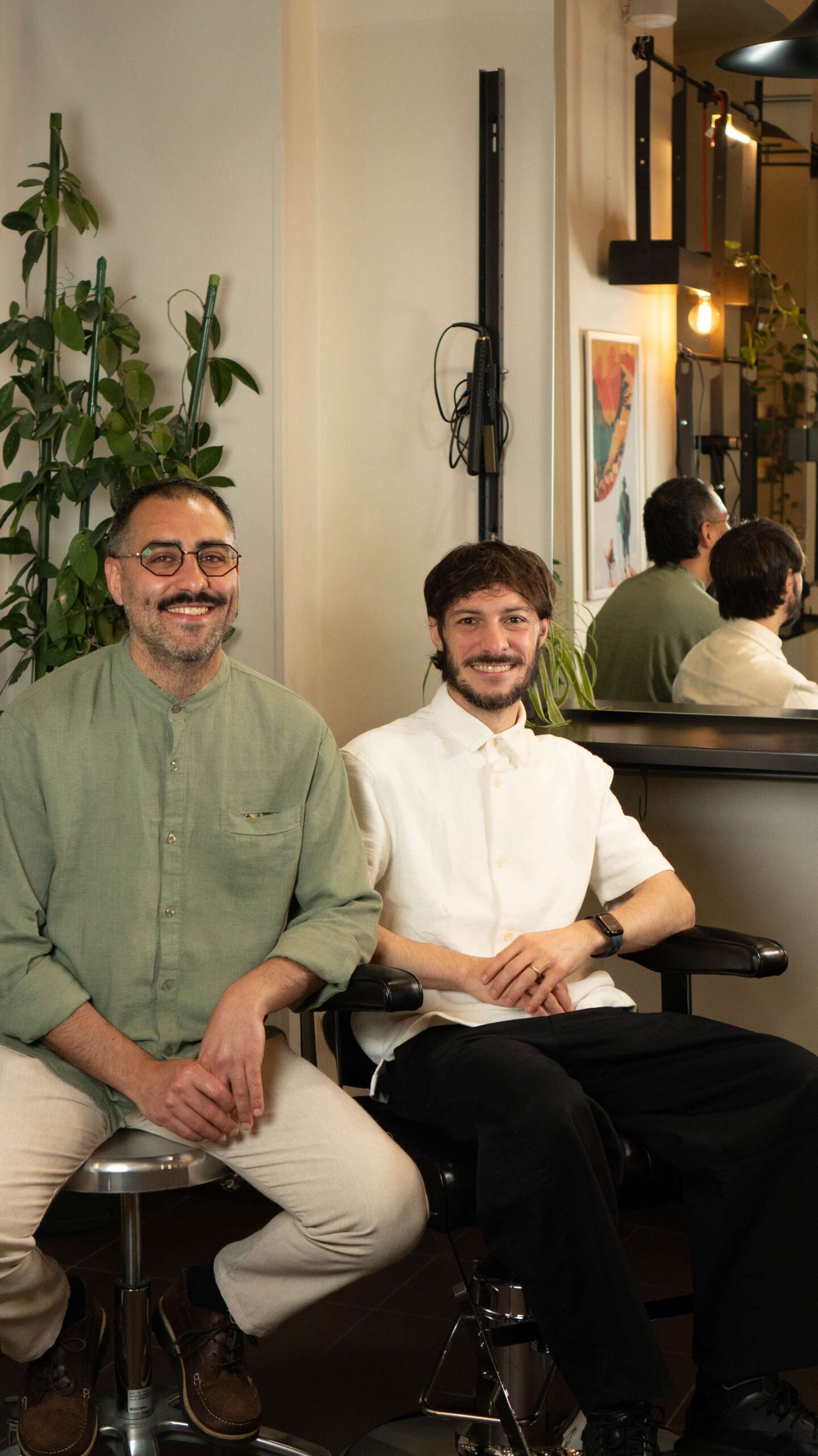 Nico e Giovi di Toei House seduti nel loro salone di parrucchiere