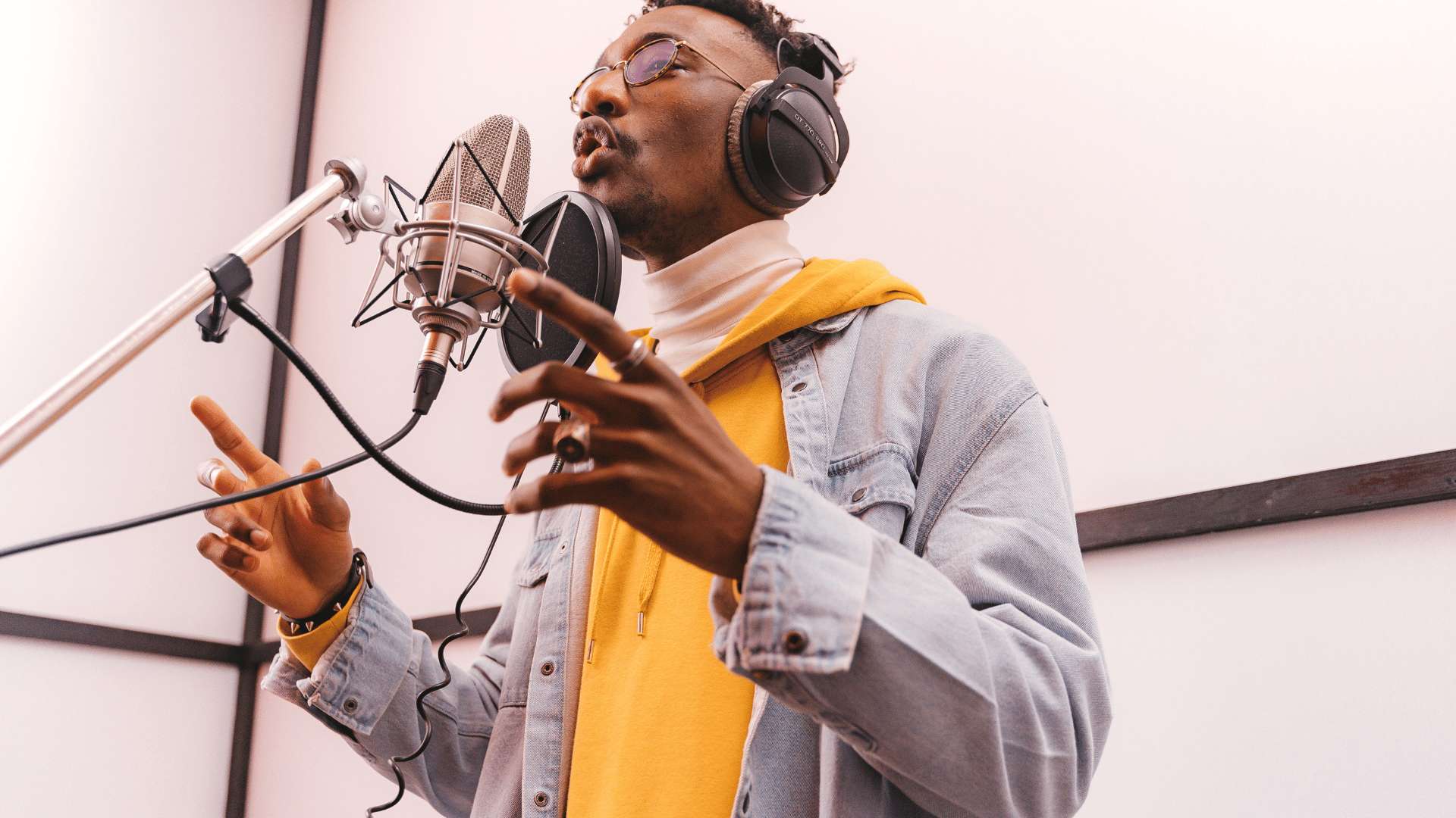 Un uomo parla a un microfono