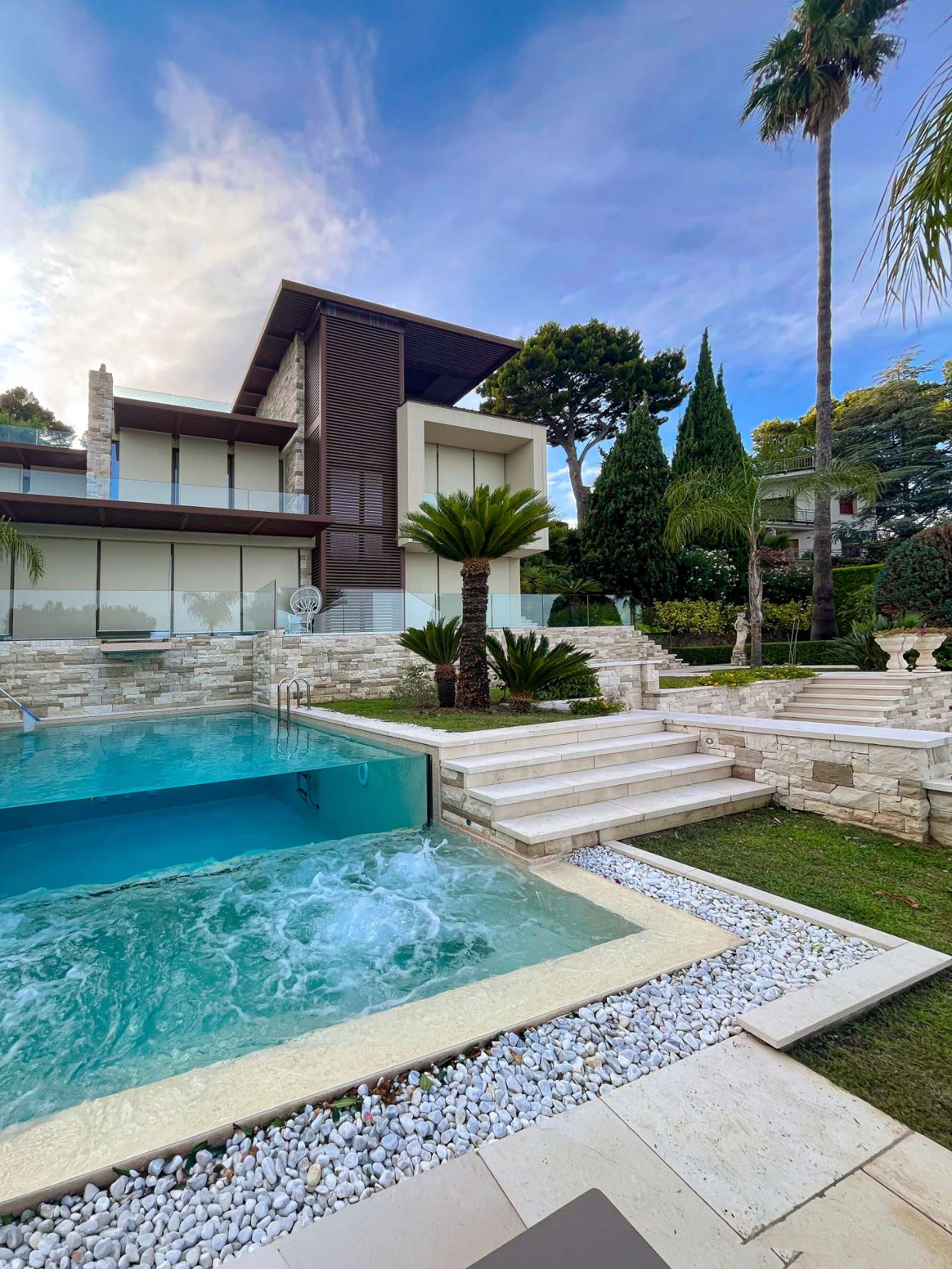 Una foto dell'esterno di Villa Nicole gestita da Vayadù per il portfolio di Zandegù