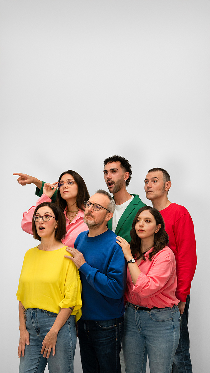 Lo staff di Zandegù vestito con colori vivaci guarda tutto a sinistra